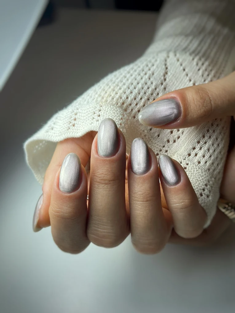 Ongles effet perle nacré chic minimaliste — Le Salon d'Olympe Labège