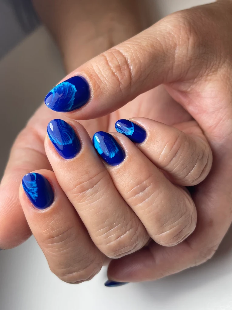 Nail art créatif bleu roi effet vagues — Le Salon d'Olympe Labège