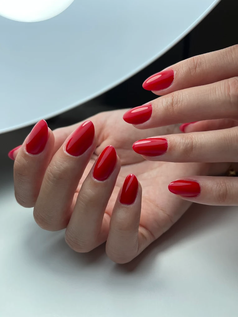 Vernis semi-permanent rouge glossy amande — Le Salon d'Olympe Labège